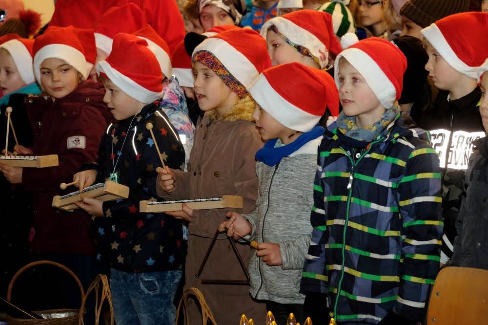 In der voll besetzten Schlosskirche führen die 118 Kinder der Grundschule ein stimmungsvolles Weihnachtsprogramm auf. Alle 24 Adventstürchen werden musikalisch geöffnet. Dafür gibt es viel Applaus.