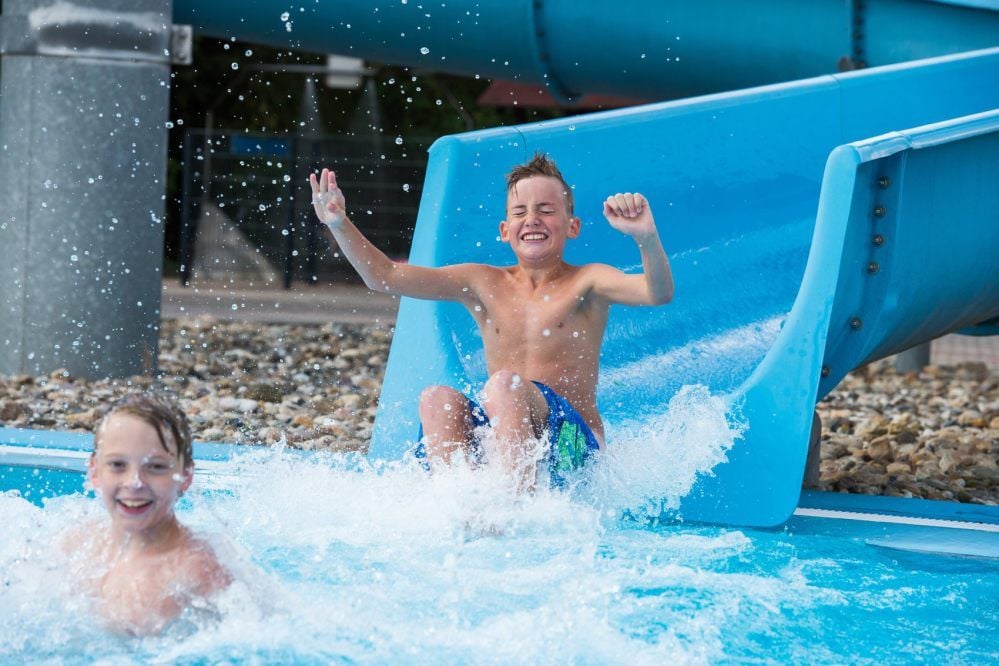Mit einigen Jugendhäusern geht’s ins Freibad.