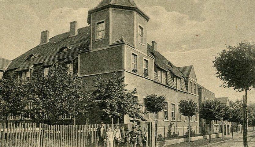Eine historische Aufnahme der Schule in Hettstedt.