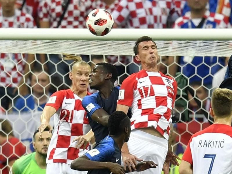 Vom Kopf des Kroaten Mario Mandzukic fällt der Ball ins Tor. Foto: Martin Meissner