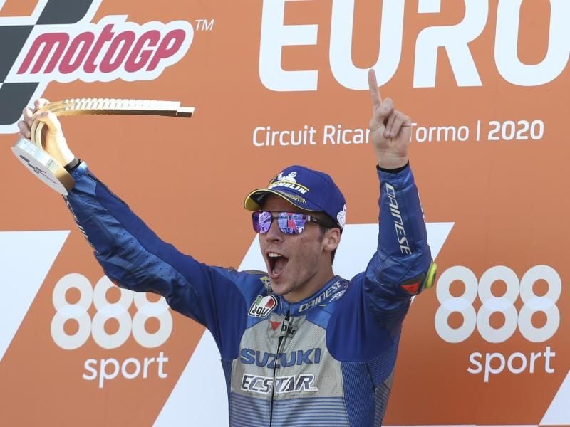 Sieger Joan Mir freut sich auf dem Podium mit der Trophäe in der Hand über seinen Sieg beim Heimrennen in Valencia. Foto: Alberto Saiz/AP/dpa