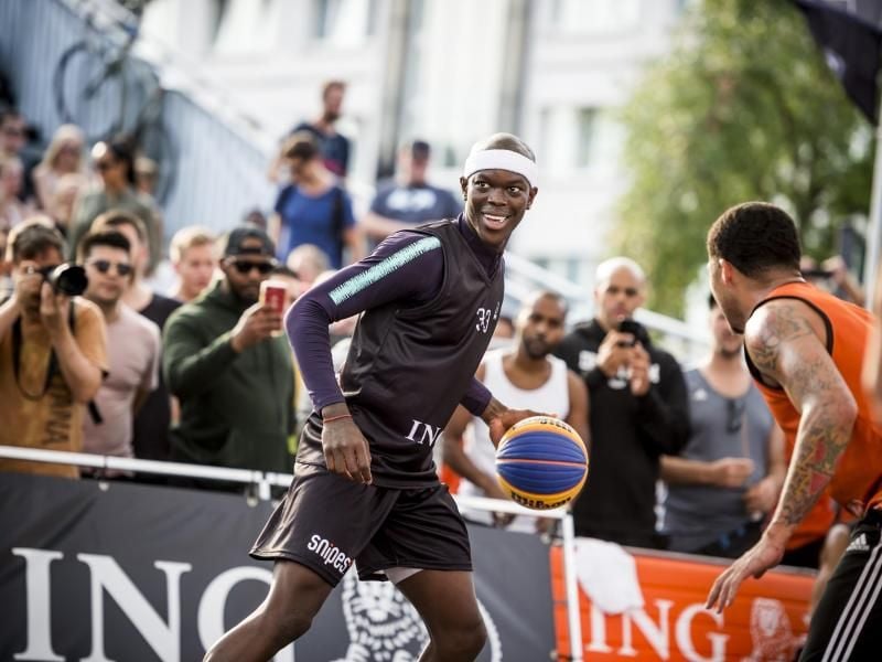 Dennis Schröder bei den 3x3-Meisterschaften in Hamburg in Aktion. Foto: Sven Kuczera/Deutscher Basketball Bund