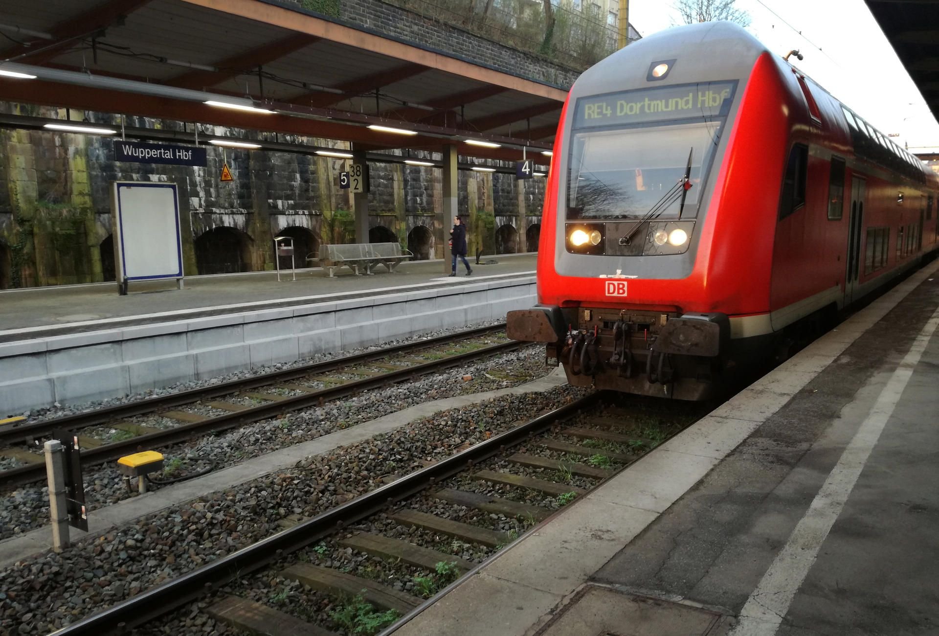 Ein Zug steht am Bahnsteig im Bahnhof in Wuppertal. (Symbolbild)