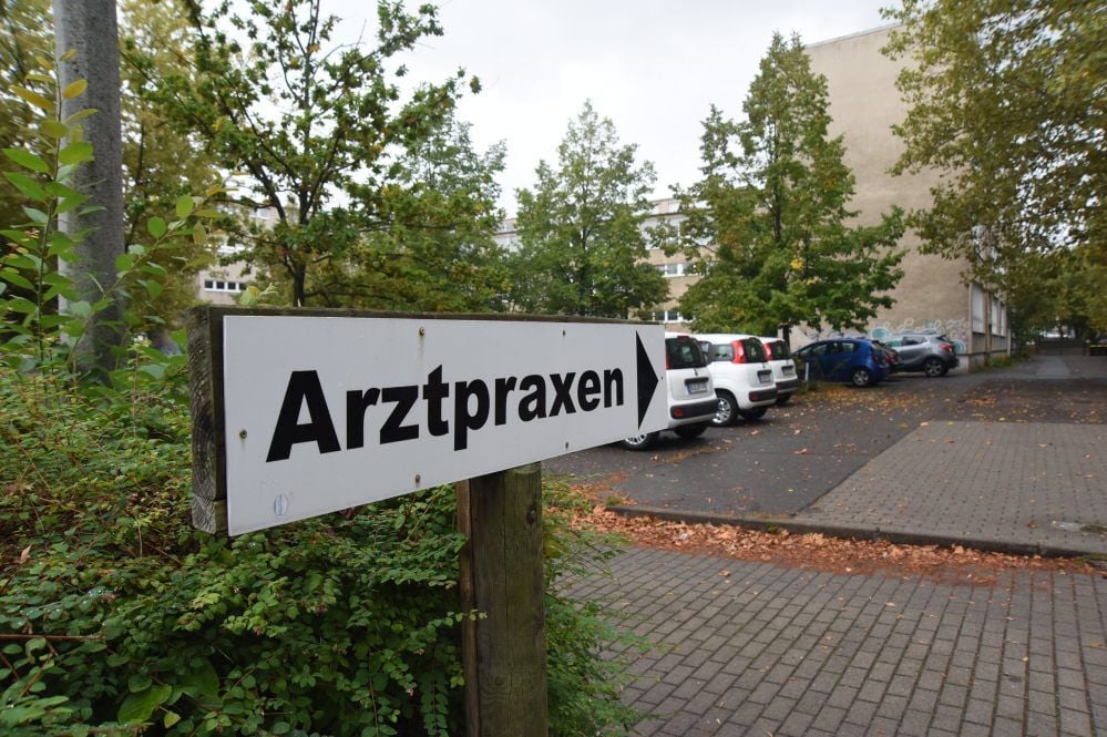 Das Schild weist derzeit Patienten am Platz der deutschen Einheit den Weg zu den Arztpraxen. Allerdings werden die Sprechzimmer aller Wahrscheinlichkeit nach bis Jahresende ihr aktuelles Domizil verlassen.