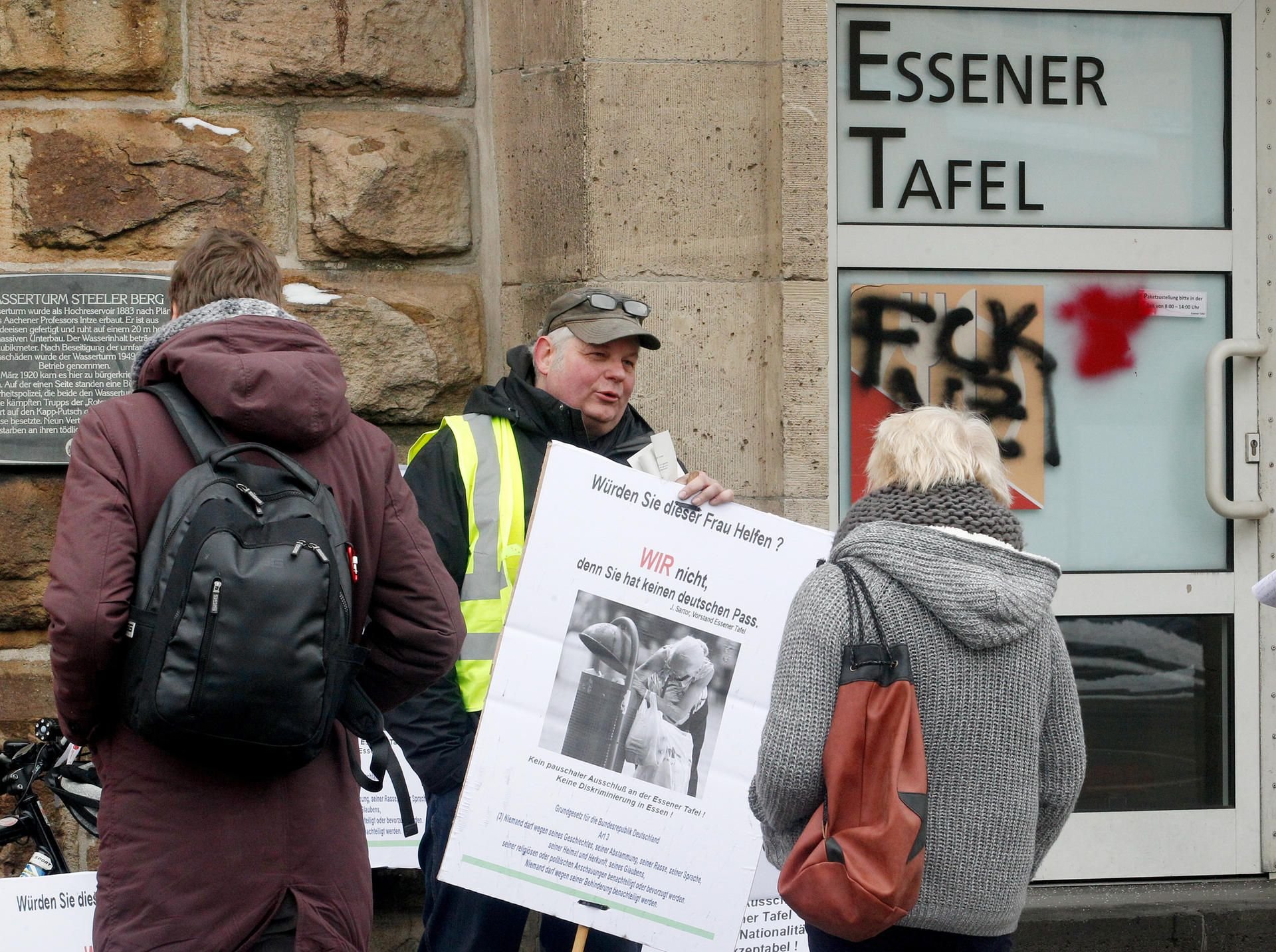Demonstranten protestieren vor der Essener Tafel gegen den zeitlich begrenzten Aufnahmestopp für ausländische Neukunden.