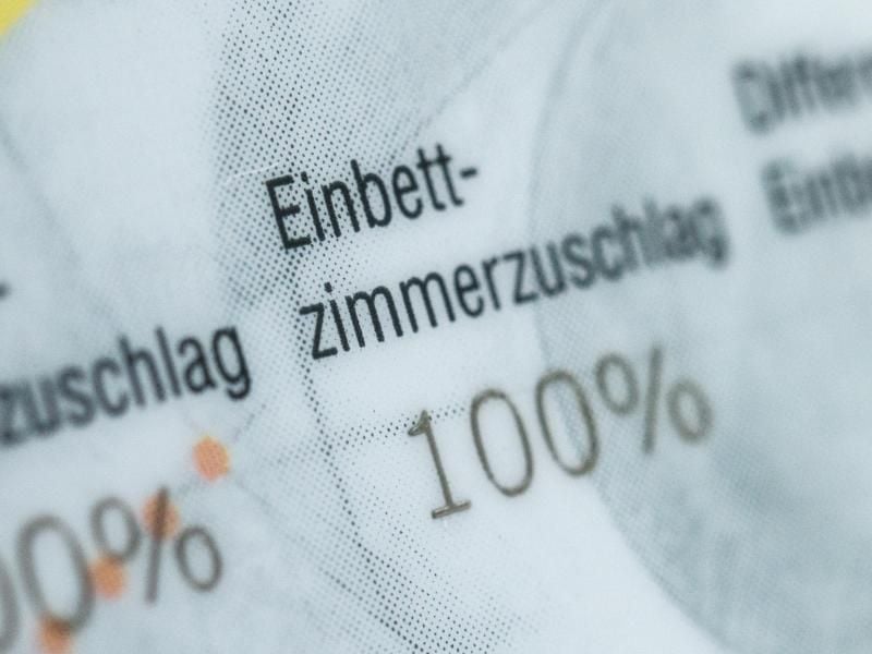 Privat Krankenversicherte haben verschiedene Möglichkeiten, ihre Beiträge zu senken. Dabei sollten sie alles gut durchrechnen. Foto: Andrea Warnecke/dpa-tmn