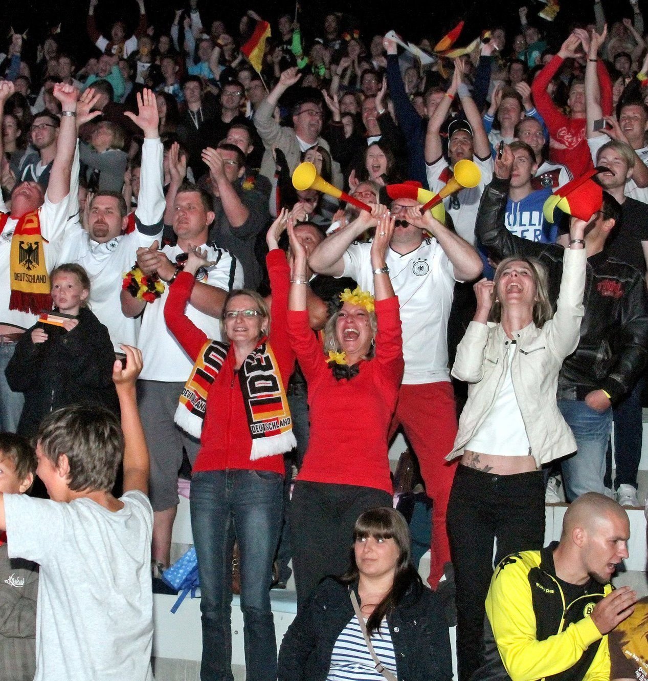 Das erste Spiel der Deutschen Fußballnationalmannschaft findet am Sonntag statt. Ob die Fans in der Rosenarena dann auch so jubeln können?
