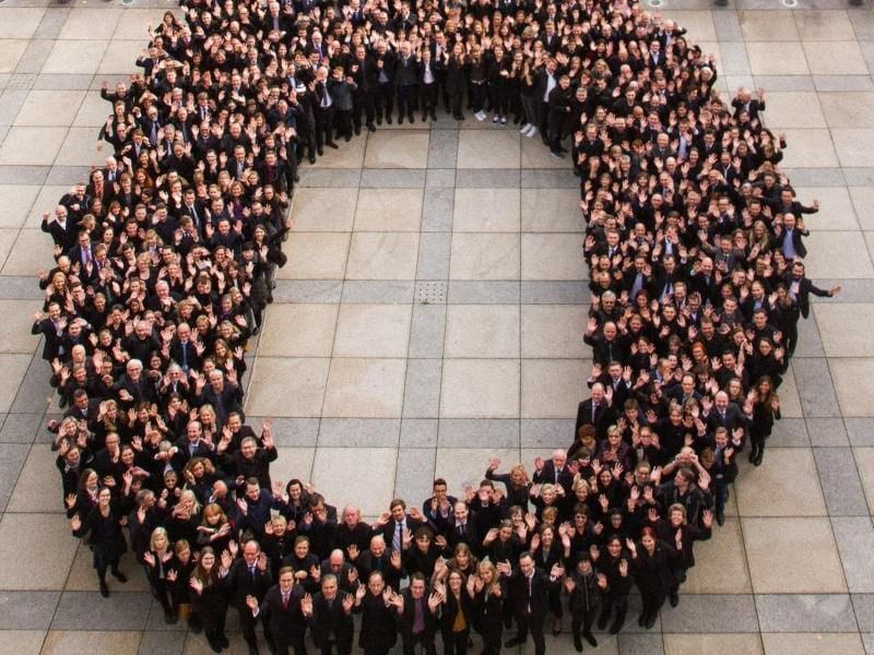 Lauter Nullen? Rund 400 Beschäftigte des Bundesfinanzministeriums bilden in Berlin eine menschliche "schwarze Null" für den scheidenden Bundesfinanzminister Wolfgang Schäuble. Foto: Tino Gerdesius