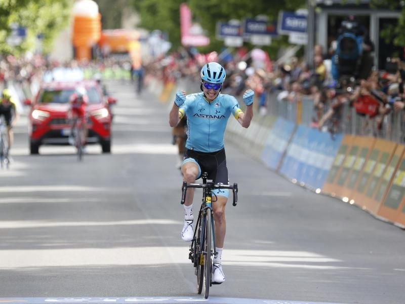 Pello Bilbao feiert seinen Ausreißersieg auf der siebten Etappe beim Giro d'Italia. Foto: Yuzuru Sunada/BELGA