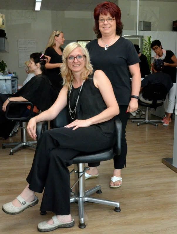 Chefin Annett Nopper (im Vordergrund) und Salonleiterin Doreen Andrä.