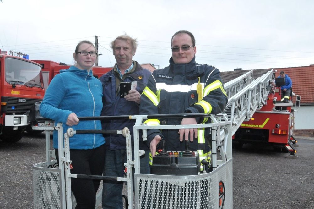 Juliane (v. li.) und Norbert Hampl fahren mit Manuel Pickart von der Güstener Feuerwehr nach oben.