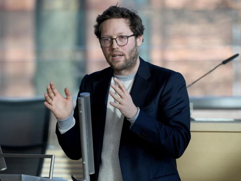Umweltminister Jan Philipp Albrecht (Grüne) spricht auf einer Landtagssitzung. Foto: Carsten Rehder/dpa/Archivbild