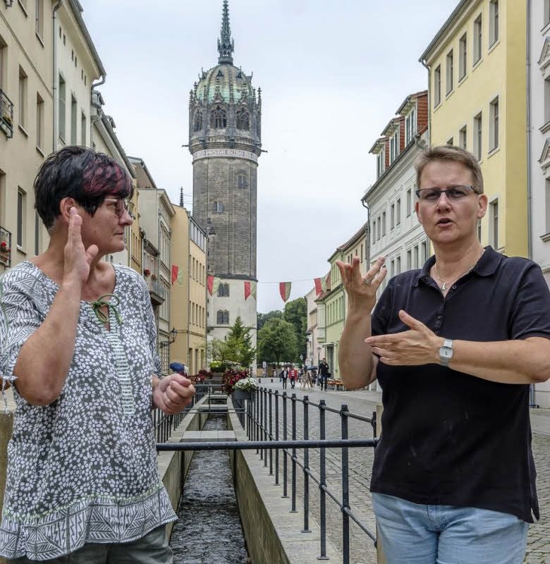 Die Gebärdensprachendolmetscherin Heike Leps (rechts), hier mit Corinna Wöbke, übersetzt demnächst bei Führungen durch die Luther-Sonderschau in Wittenberg.