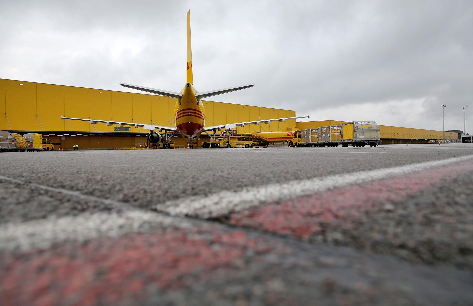 Ein DHL-Flugzeug steht auf dem Vorfeld von zwei neuen Terminals am Luftfrachtdrehkreuz Leipzig am Flughafen Leipzig-Halle.