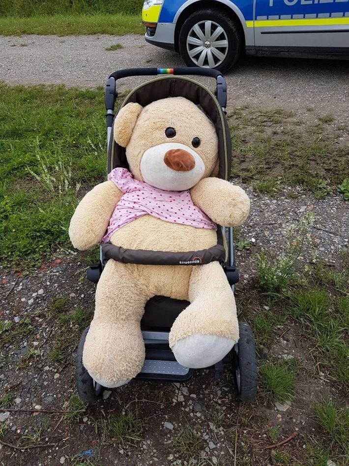 Der Teddybär „Kitty“ wartet noch immer auf seinen Besitzer.