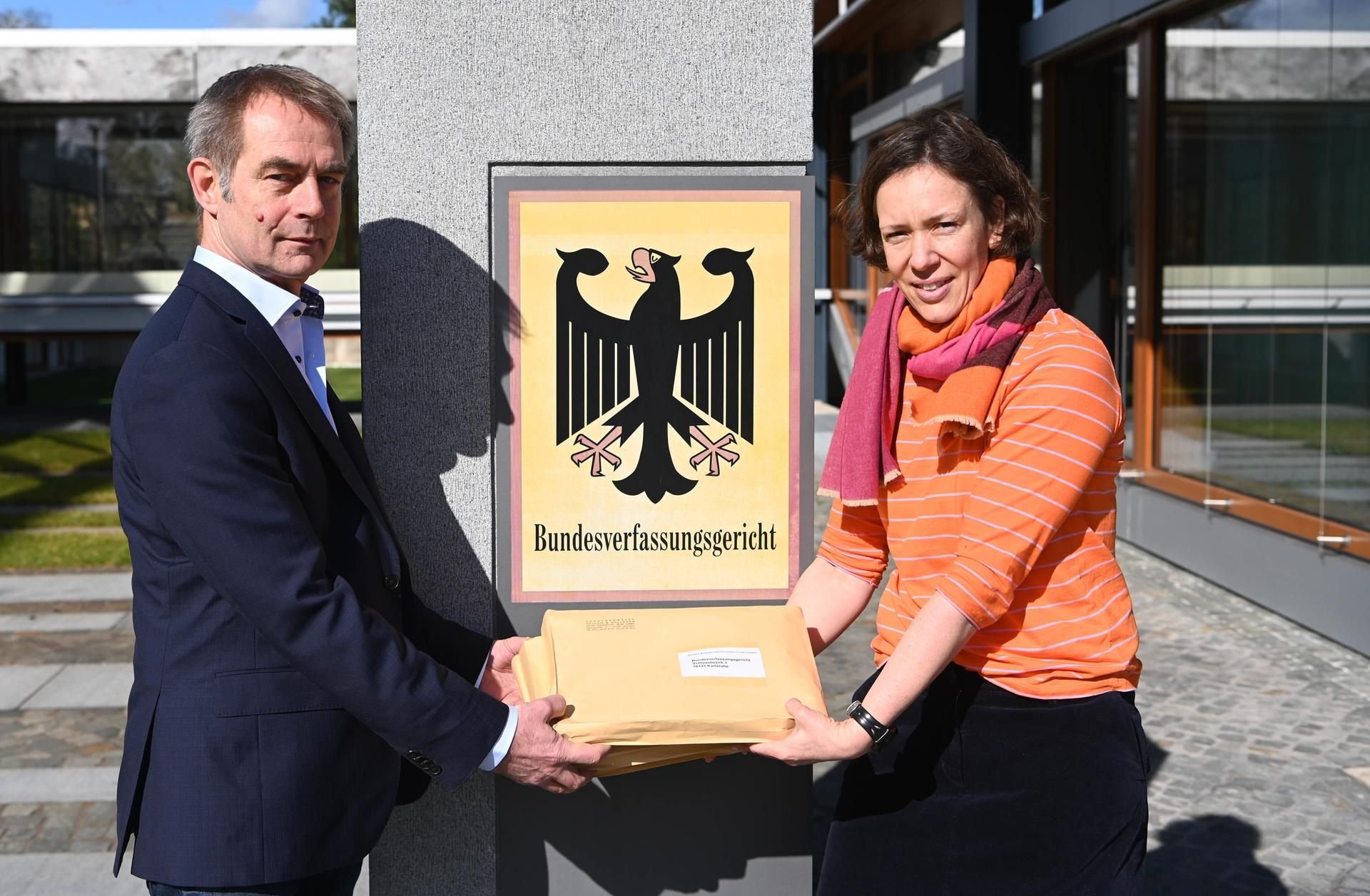 Sandra Blum, stellvertretende Vorsitzende des Vereins „Initiative freie Impfentscheidung“ , und Michael Friedl, Vorstand im Verein „Ärzte für individuelle Impfentscheidung“, reichen die Verfassungsbeschwerde ein.