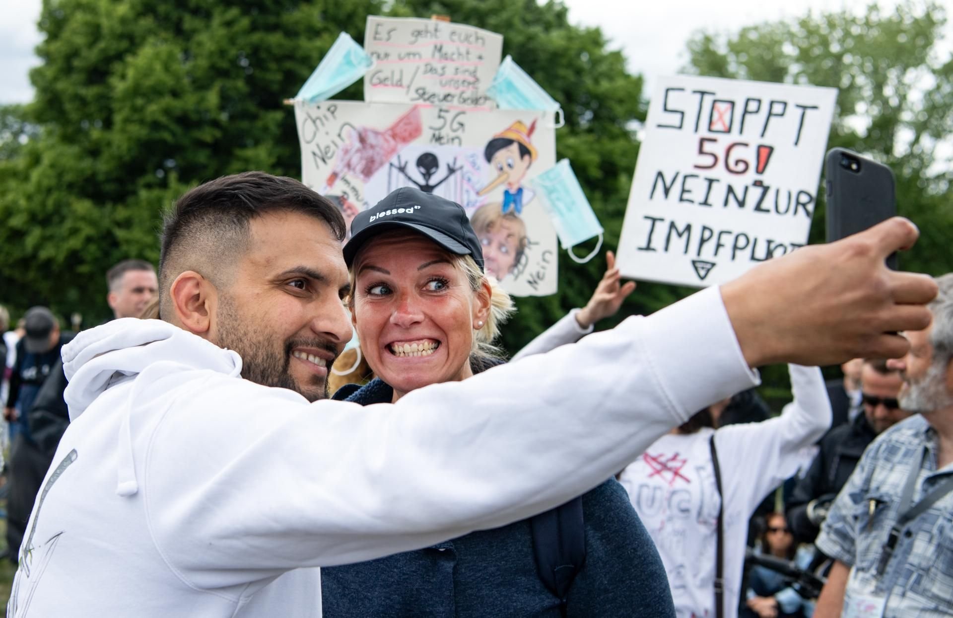 Attila Hildmann gehört zu den populärsten Verschwörungstheoretikern in Deutschland. Pia Lamberty meint: „Wir befassen uns viel zu sehr mit seiner psychischen Verfasstheit – und viel zu wenig mit den ideologischen Versatzstücken seiner Thesen.“