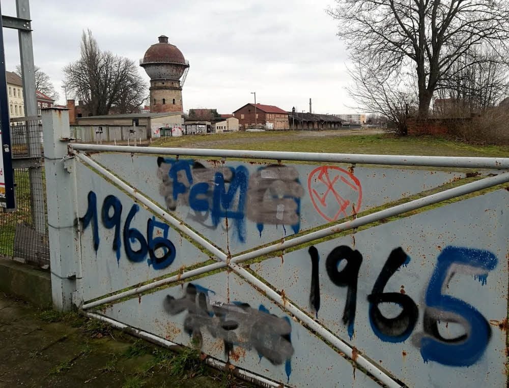 Im Umfeld des Ascherslebener Bahnhofs sorgen Graffiti für Ärger.