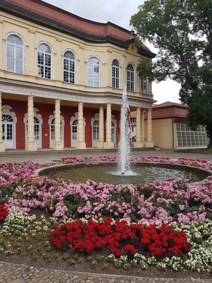 Die Einfassung des Brunnens im Schlossgarten ist undicht.