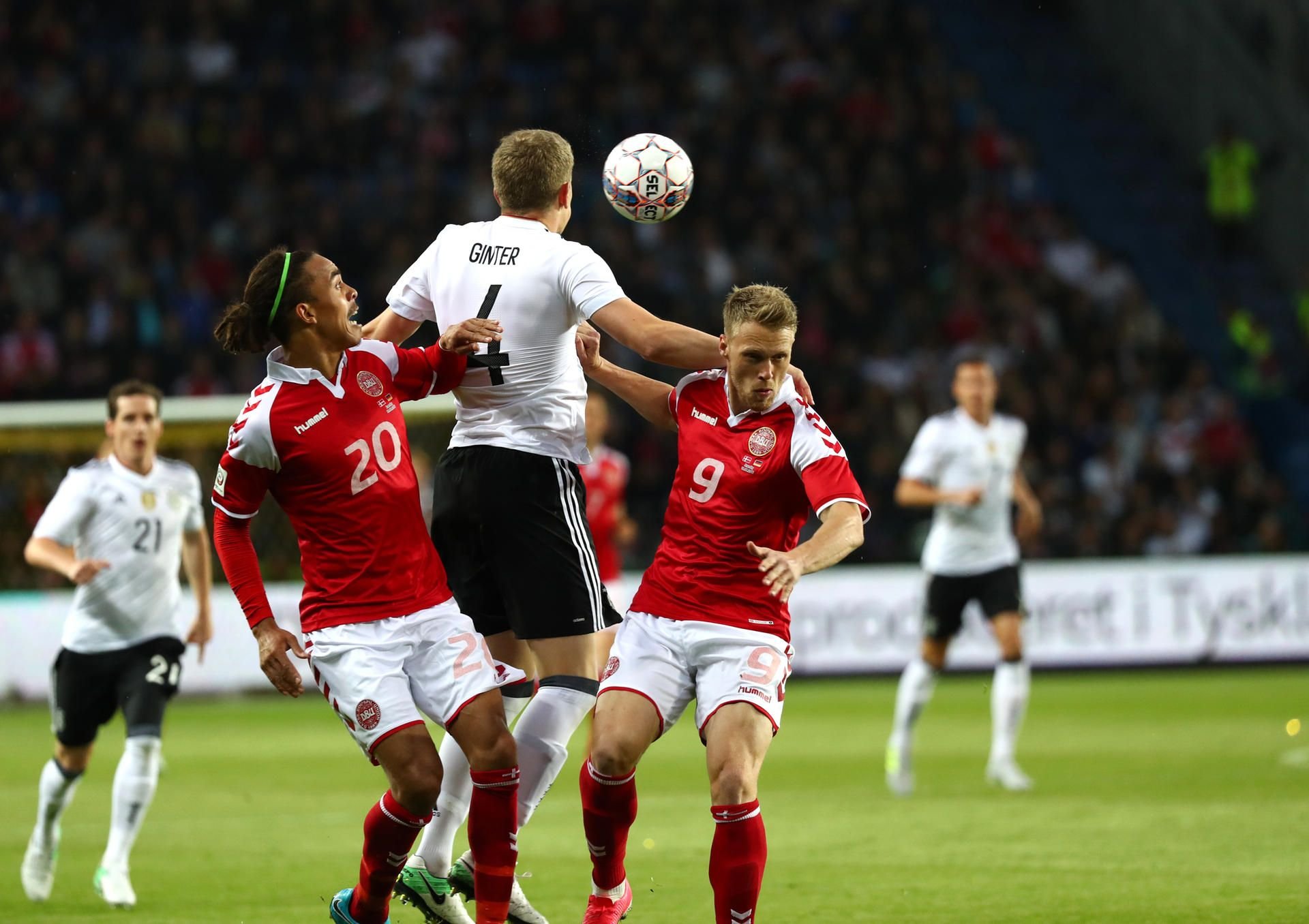 Matthias Ginter (M) aus Deutschland sowie Yussuf Yurary Poulsen (l) und Nicolai Jörgensen aus Dänemark in Aktion.