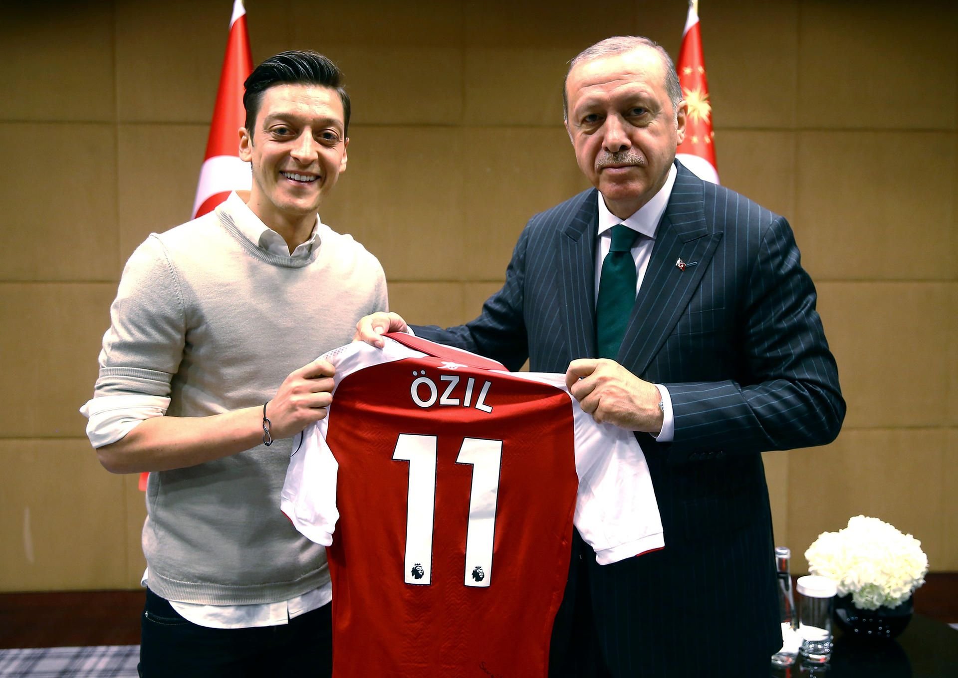 Recep Tayyip Erdogan (r.) mit Mesut Özil und dem Trikot des FC Arsenal