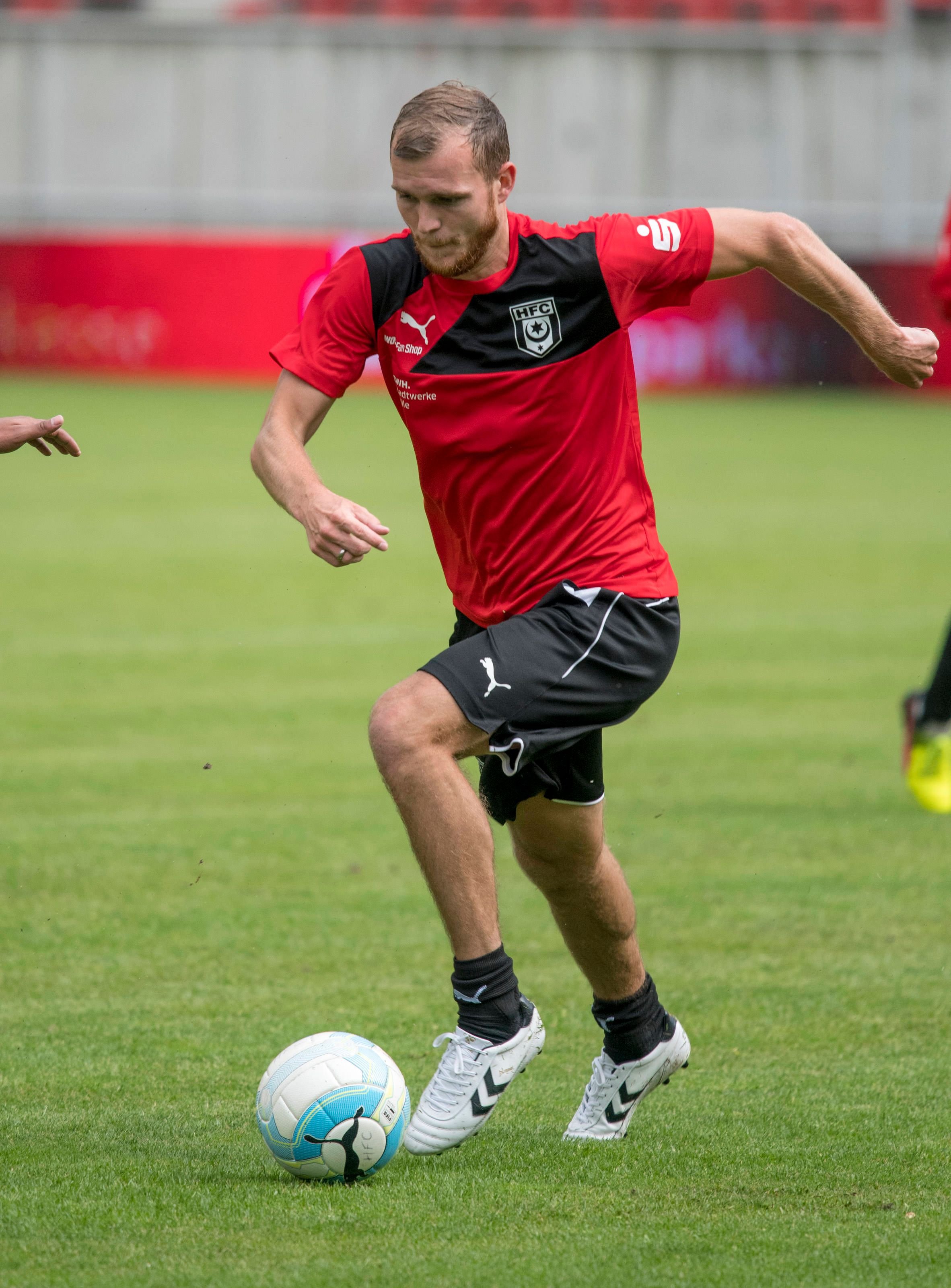 Neuzugang Fabian Baumgärtel beim ersten Training des HFC in der neuen Saison im Erdgas Sportpark in Halle