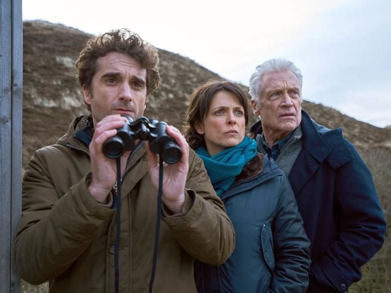 Die Kommissare Hinnerk Feldmann (Oliver Wnuk, l-r), Ina Behrendsen (Julia Brendler) und Theo Clüver (Robert Atzorn) beobachten, was passiert. Foto: Simon Vogler/ZDF