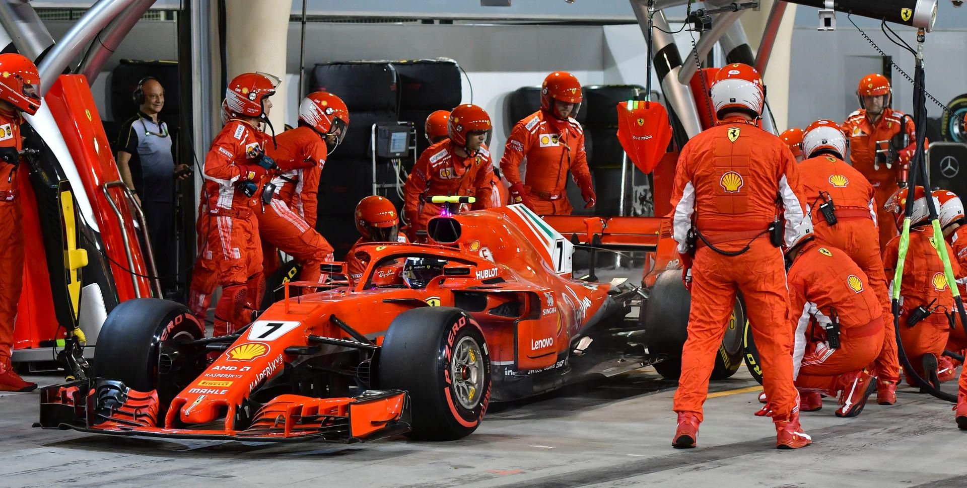 Kimi Räikkönen erwischt bei der Abfahrt nach dem Boxenstopp das linke Bein eines Mechanikers.