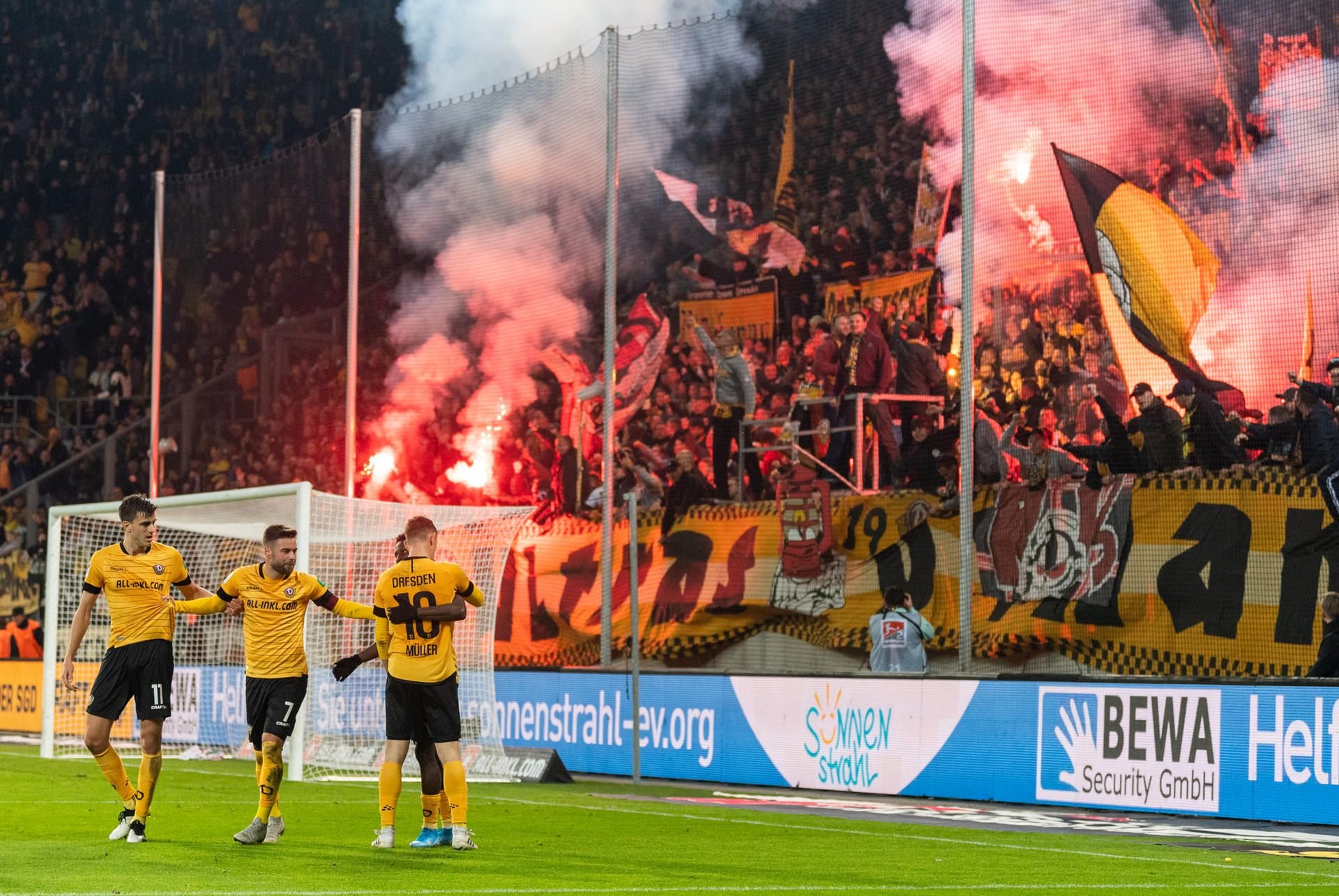 Die Spieler von Dynamo Dresden jubelt nach dem Tor zum 1:0 gegen Wehen Wiesbaden.