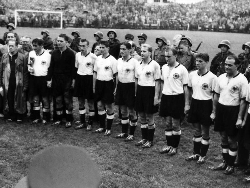 Trainer Sepp Herberger (l) mit deutschen Nationalmannschaft 1954 nach dem WM-Endspiel im Berner Wankdorf-Stadion. Foto: dpa