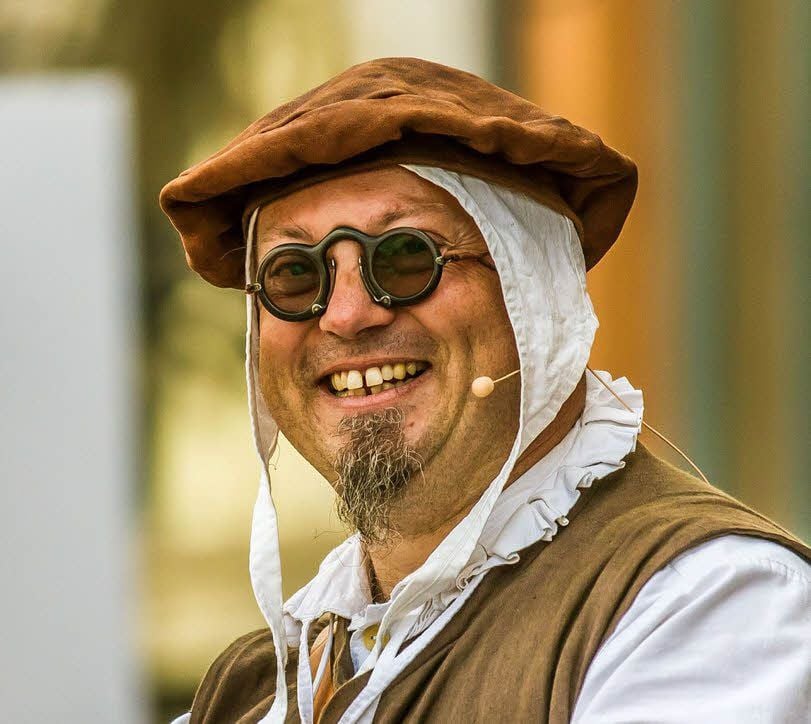 Theo Theodor, Reimesprecher aus Pirna, wird künftig als Herold beim Wittenberger Stadtfest fungieren. Dass er eine gute Figur machen wird, gilt als sicher. Jürgen Simon hat ihm sein Gewand gespendet.