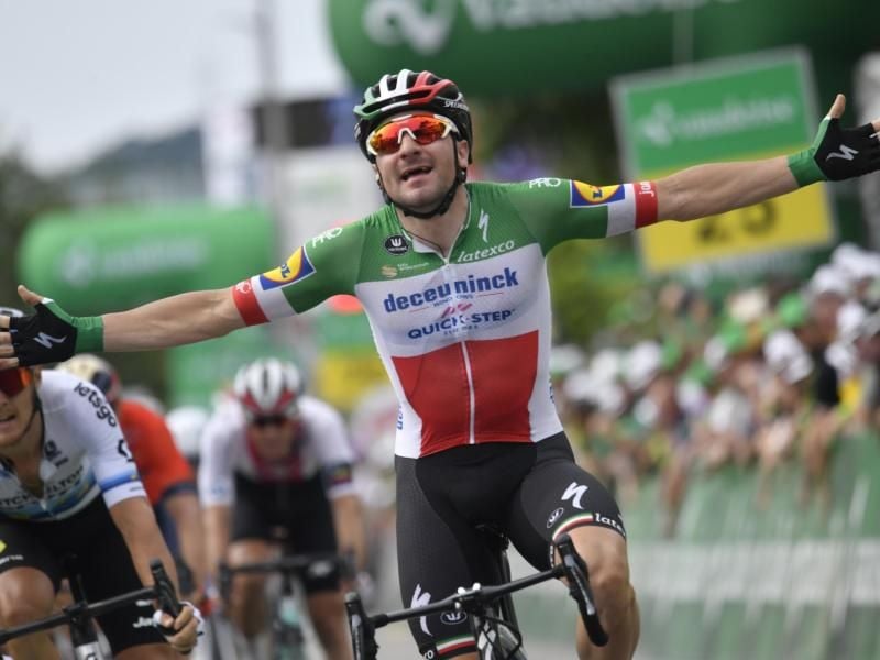 Elia Viviani jubelt über seinen ersten Etappensieg bei der Tour de Suisse. Foto: Gian Ehrenzeller/KEYSTONE