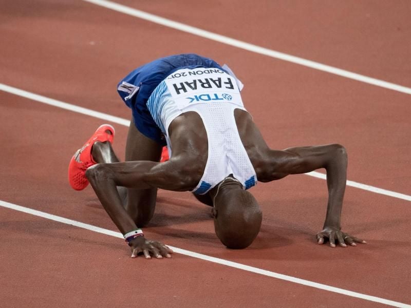 Mo Farah aus Großbritannien küsst nach seinem Sieg über 10 000 Meter die Laufbahn. Foto: Bernd Thissen