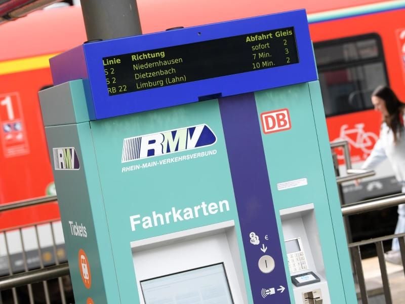 Ein neuer Fahrkartenautomat des Rhein-Main-Verkehrsverbundes (RMV). Foto: Arne Dedert/Archiv