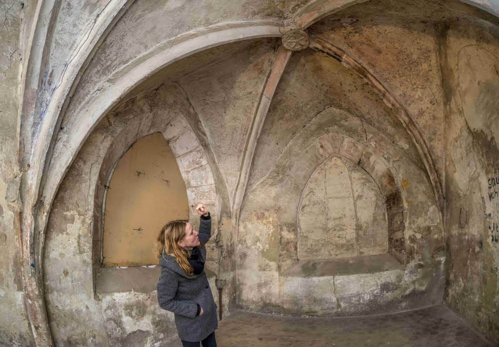Architektin und Bauleiterin Grit Janek erläutert, welche Arbeiten im Erdgeschoss der Kapelle geplant sind.