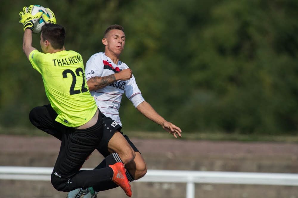 SCN-Stürmer Steven Krumbholz (r.) kommt gegen Thalheims Keeper Yves Hauschildt einen Tick zu spät.