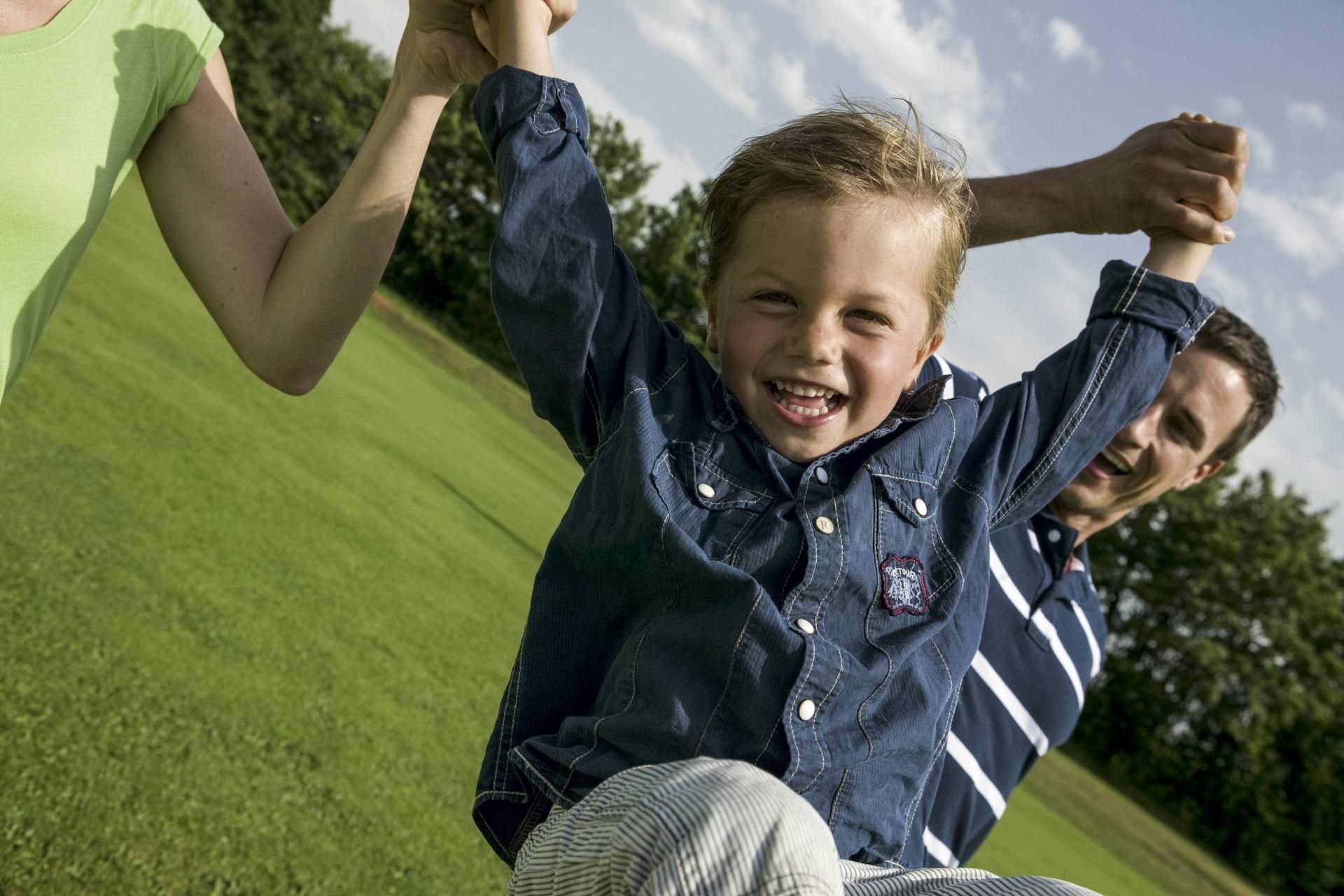 Das beliebte Spiel „Engelchen flieg“ kann Kinder ernsthaft an den Gelenken verletzen.