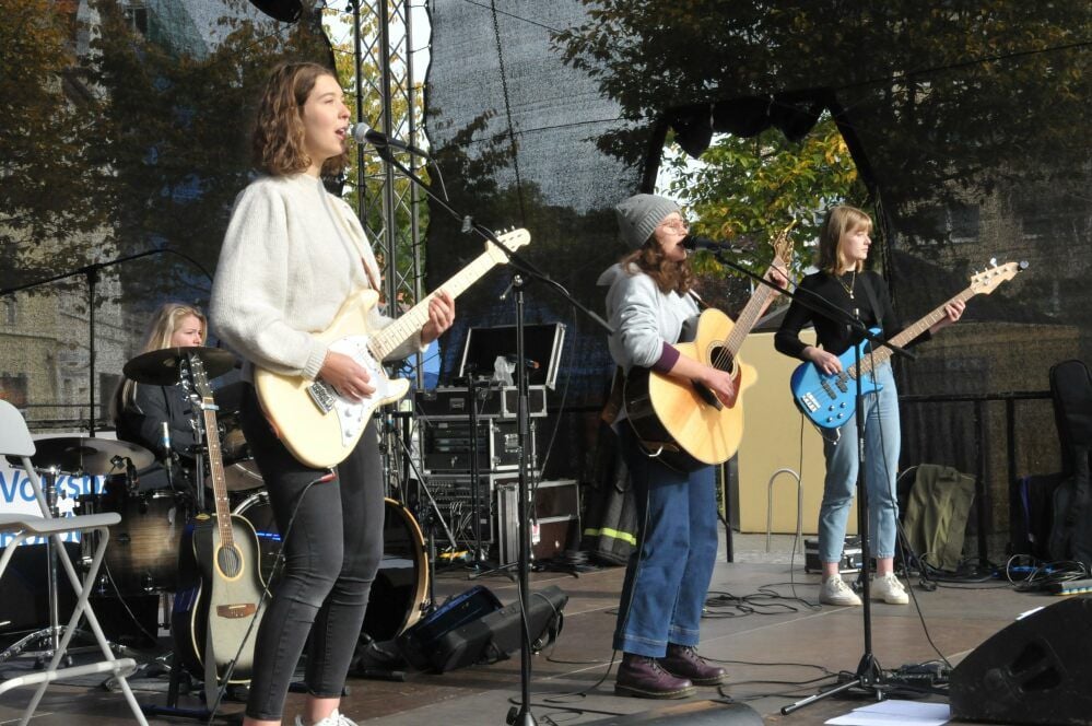 „FriKi JeAn“ mit Anna Groß (v. li.), Frida Böhm, Jenny Schwarz, Kiara Anton und Jenny Schwarz am Schlagzeug bei ihrem Kulturmarkt-Auftritt.