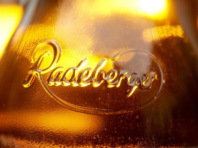 Das Logo der Biermarke Radeberger Pilsener auf einer Flasche. Foto: Bernd Thissen/dpa/Symbolbild