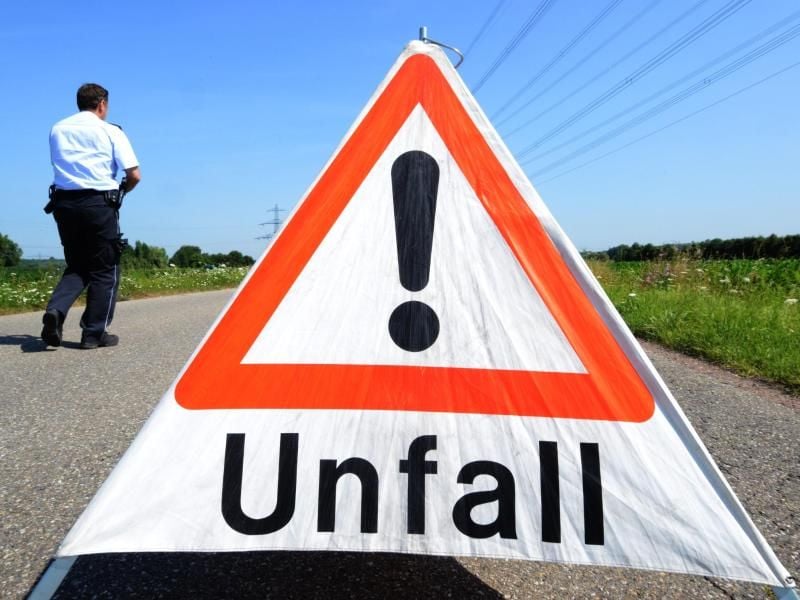 Ein Warndreieck warnt vor einem Unfall. Foto: Patrick Seeger/Archiv