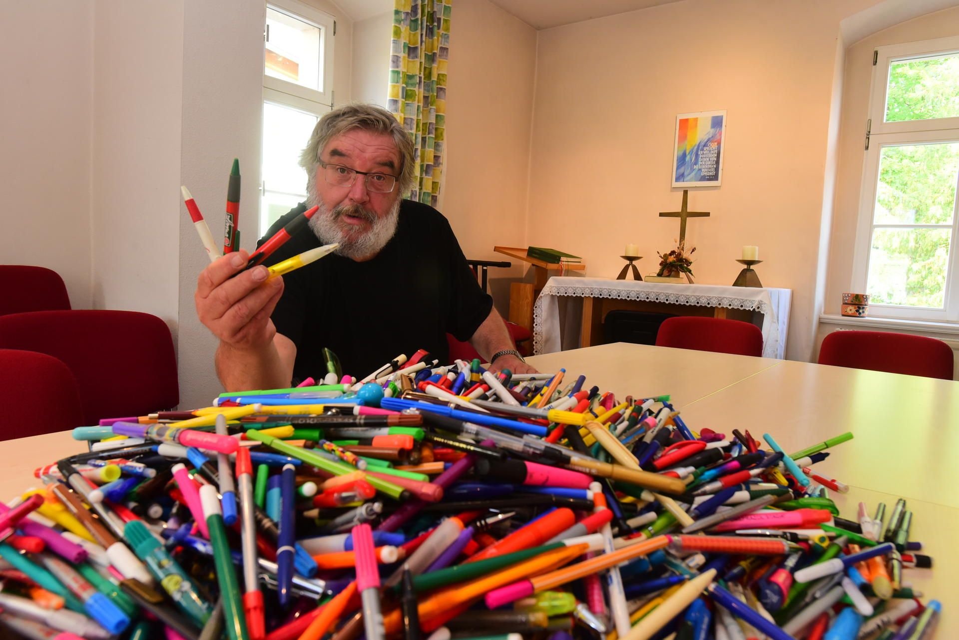 Pfarrer Uwe Hoff ist derzeit ein Stiftesammler.