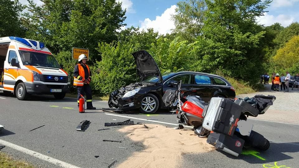 Bei einem Unfall zwischen Vockerode und Griesen wurde am Sonntagnachmittag die Sozia eines Motorradfahrers so schwer verletzt, dass sie später ihren Verletzungen erlag.
