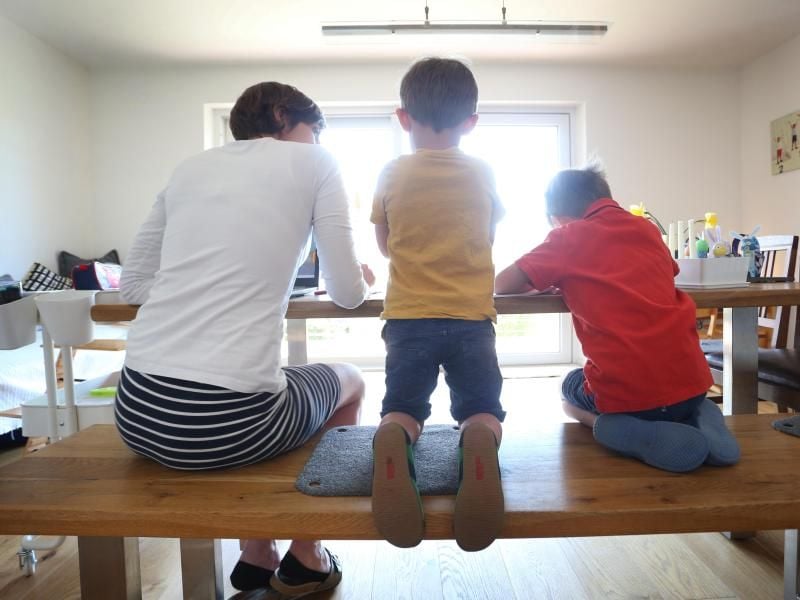 Eltern sollen nun bis zu 20 Wochen Lohnersatz bekommen können, wenn sie ihre Kinder in der Corona-Krise wegen Einschränkungen bei Kitas und Schulen zu Hause betreuen müssen. Foto: Karl-Josef Hildenbrand/dpa