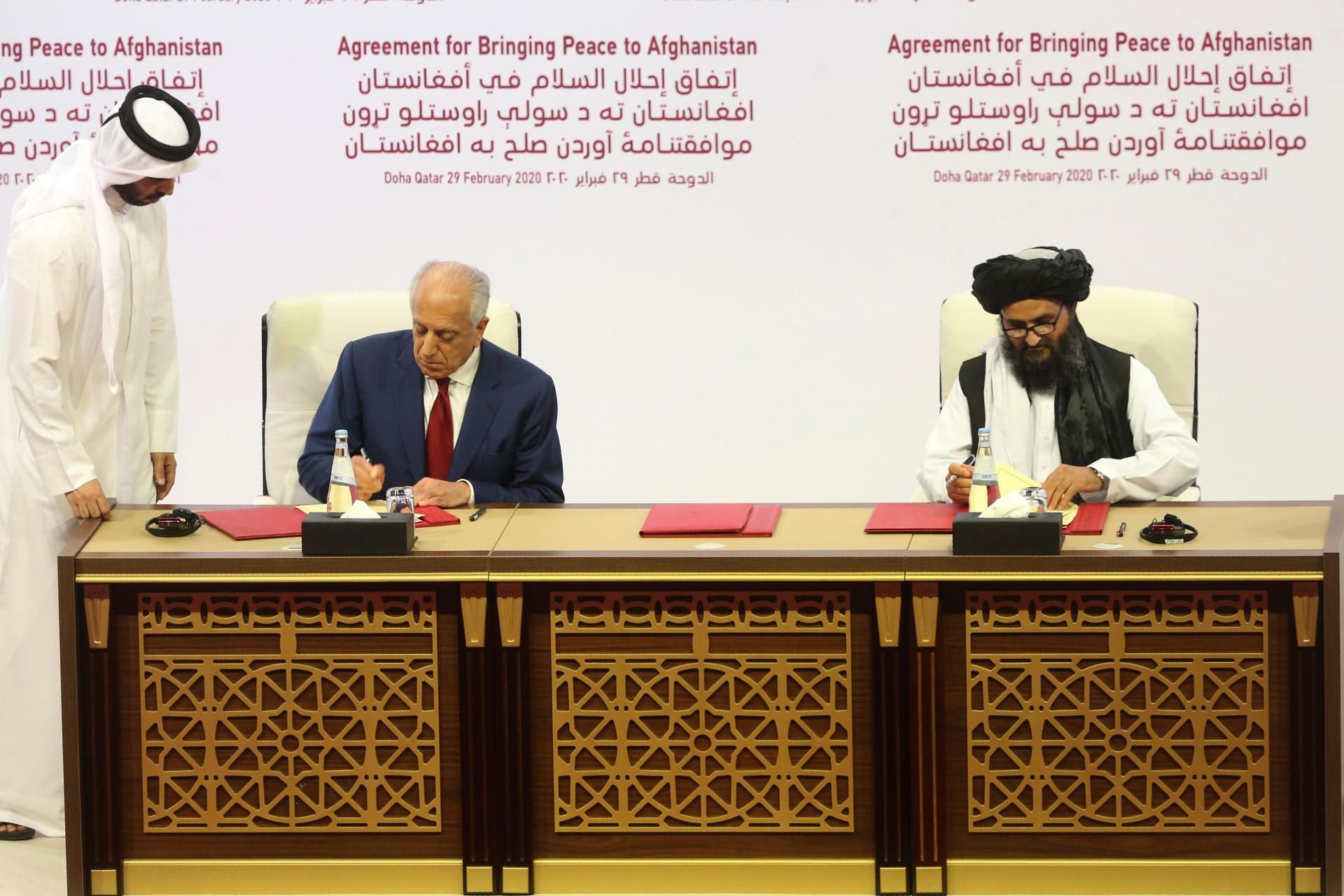 US-Sondergesandte für Aussöhnung in Afghanistan, Zalmay Khalilzad (l), und der Leiter des politischen Büros der Taliban in Doha, Mullah Abdul Ghani Baradar bei der Unterzeichnungs-Zeremonie in Doha.