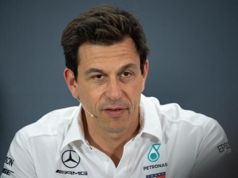 Ist mit der Leistung seiner beiden Formel-1-Piloten sehr zufrieden: Toto Wolff, Teamchef von Mercedes. Foto: Sebastian Gollnow/dpa