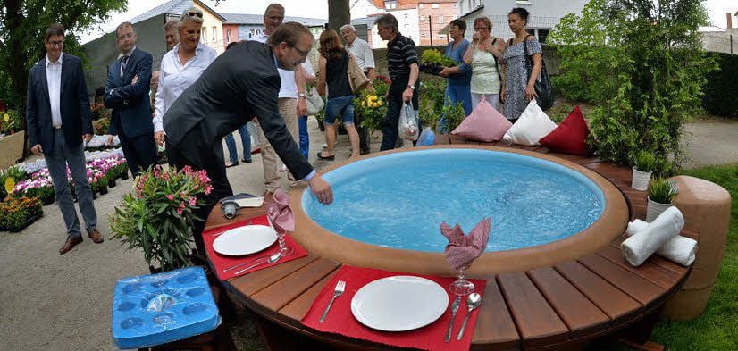 Landrat Markus Bauer hat sich sofort in einen Whirlpool verliebt.