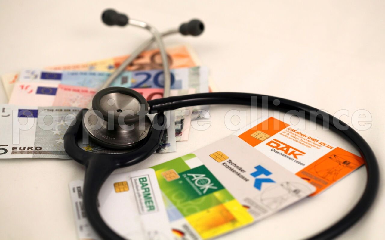 Zahlreiche Krankenkassen werden 2021 teurer.