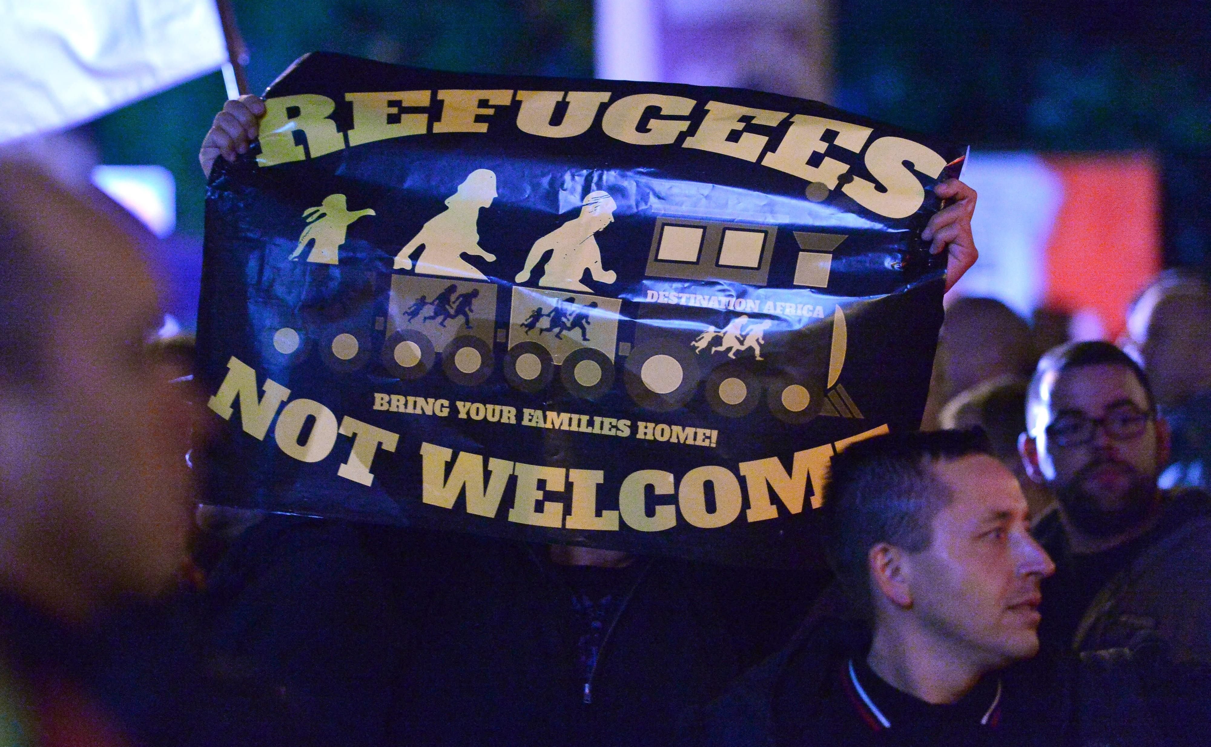 Demonstranten protestieren in Erfurt gegen Flüchtlinge.