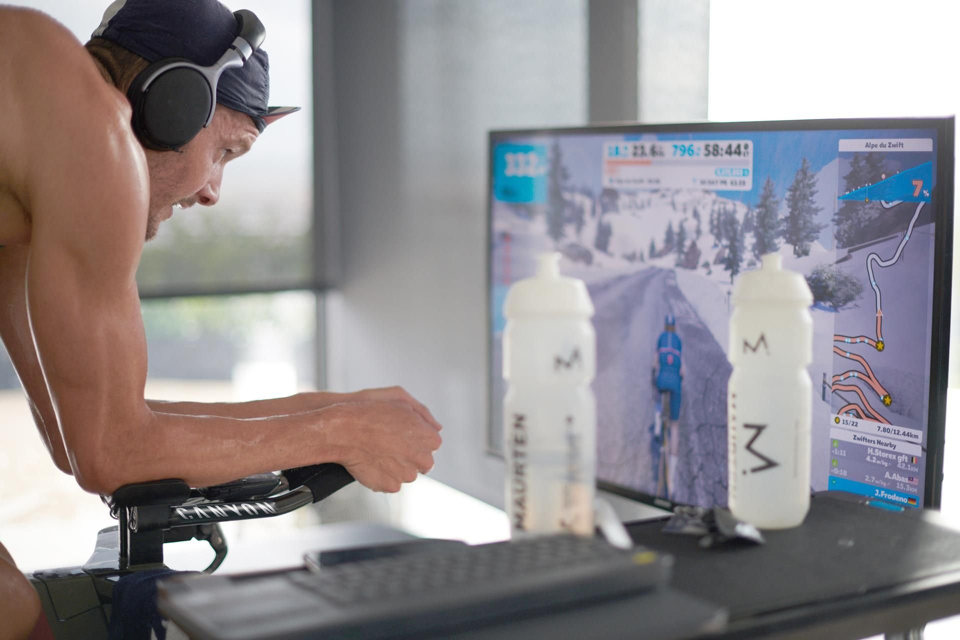 Spanien, Girona: Jan Frodeno, Triathlet aus Deutschland, trainiert auf einem Smart-Rollentrainer in seinem Haus.