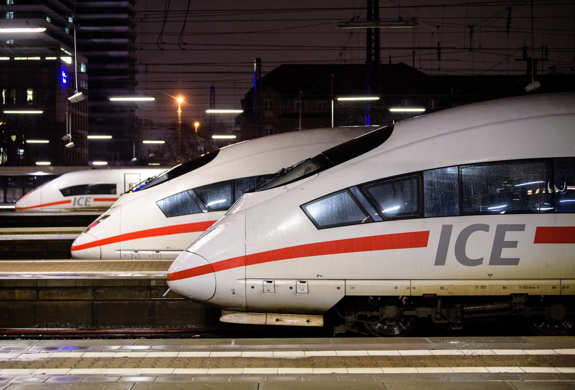 Züge vom Typ ICE stehen an einem Bahnhof.